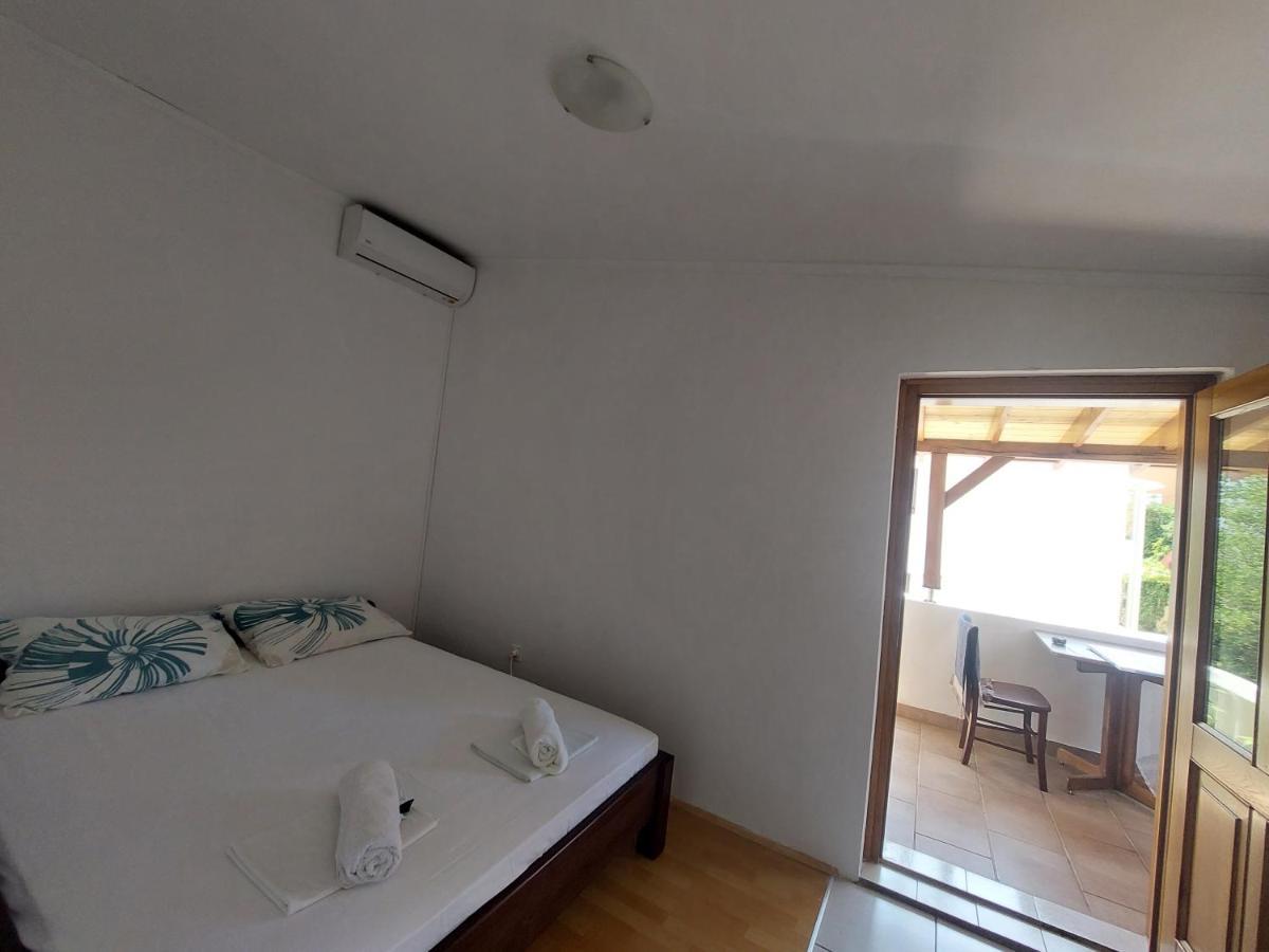 Studio Apartment Iva - 50 M From The Sea-Balcony Pag Town Esterno foto